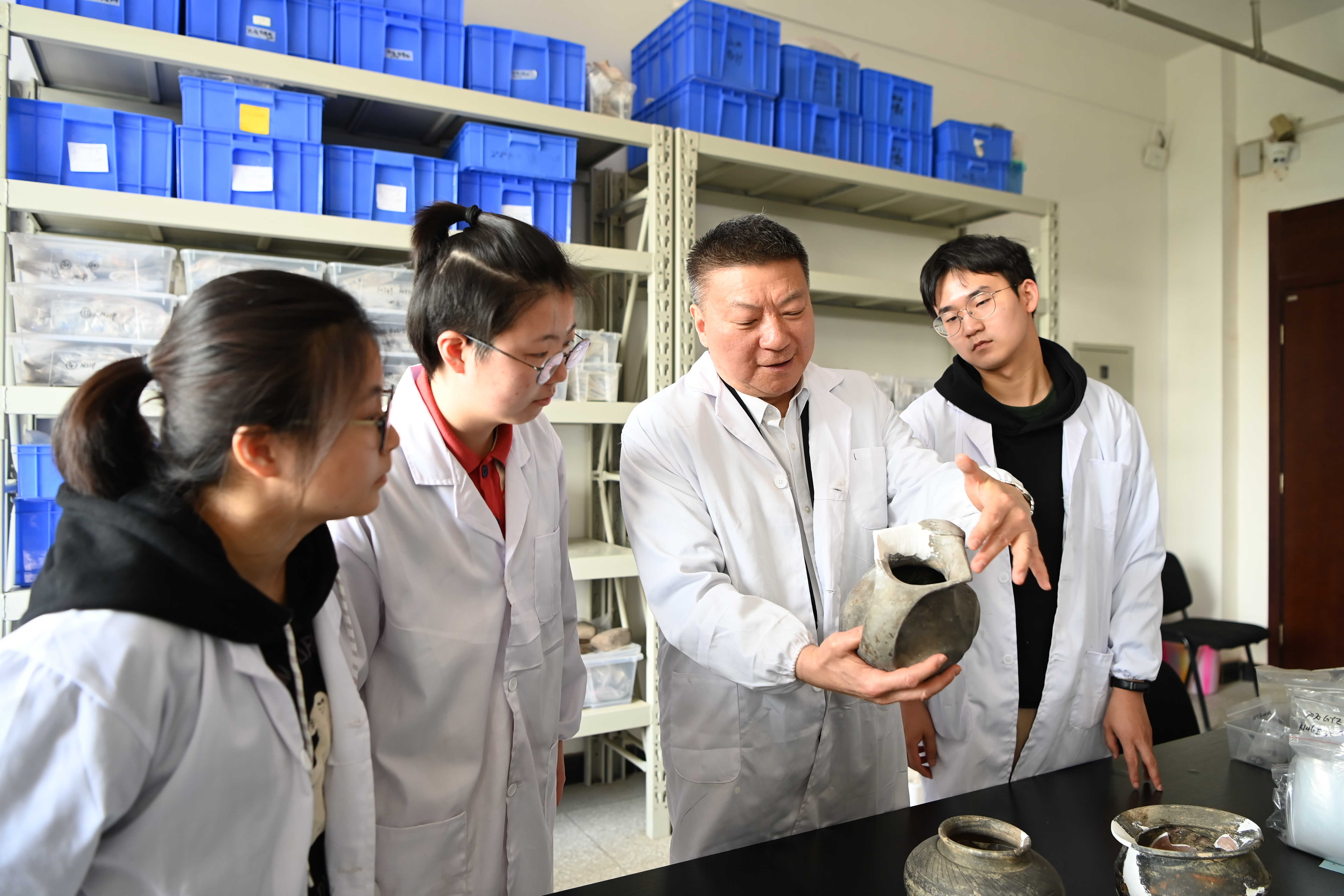 霍巍：“白發少年”的熱土與荒丘